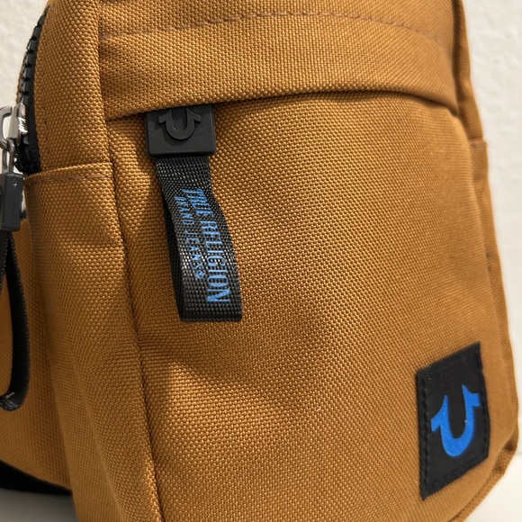 True Religion NWT Men’s Brown Sling Back Crossbody Bag - Picture 4 of 6